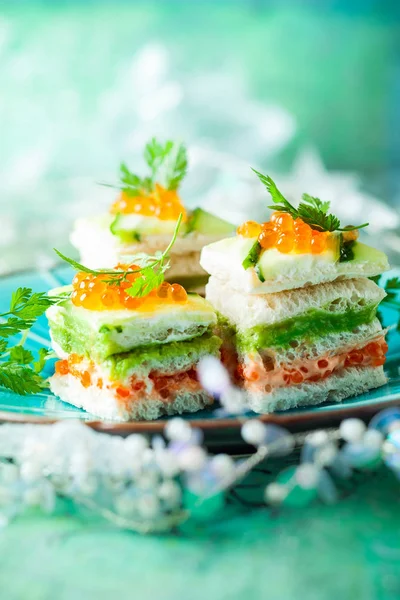 Gestreepte Broodjes Met Rode Kaviaar Komkommer Avocado Voor Vakantie — Stockfoto