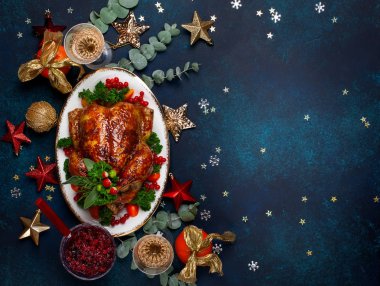 Kızarmış tavuk ve çeşitli sebze yemekleri ile Noel ve yeni yıl yemeği kavramı. Üstten görünüm.