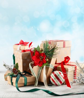 Festival hediye kutuları ile Noel ve yeni yıl arka plan. Tatil Noel kavramı.