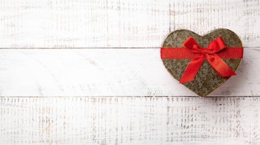 Hediye kutusu beyaz ahşap zemin üzerinde. Boşluk ile üstten görünüm