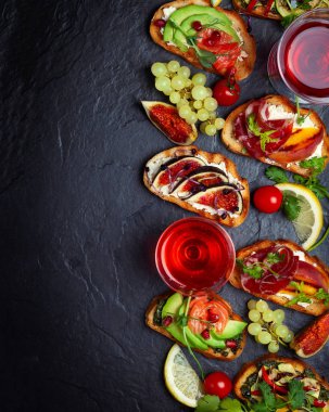 Çeşitli soslar ile çeşitli bruschetta tatil için taş tahtaya set. Üstten görünüm. Parti gıda kavramı.