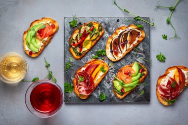 Çeşitli soslar ile çeşitli bruschetta tatil için taş tahtaya set. Üstten görünüm. Parti gıda kavramı.