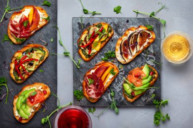 Çeşitli soslar ile çeşitli bruschetta tatil için taş tahtaya set. Üstten görünüm. Parti gıda kavramı.