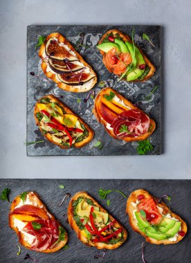 Çeşitli soslar ile çeşitli bruschetta tatil için taş tahtaya set. Üstten görünüm. Parti gıda kavramı.