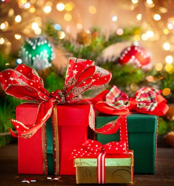 Ahşap arka plan üzerinde hediye kutuları ile Noel tatil kompozisyon