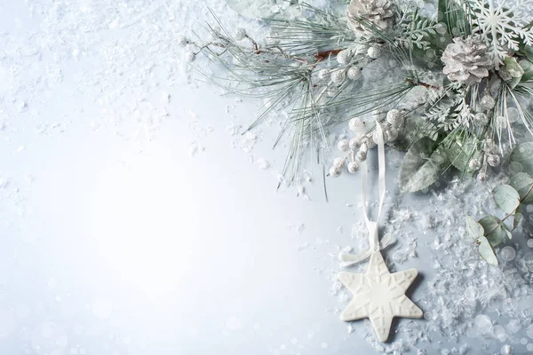 Kerst Nieuwjaarsvakantie Concept Met Besneeuwde Sparren Takken Dennenappel Lichte Achtergrond — Stockfoto