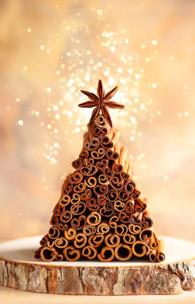 圣诞理念 用肉桂棒和八角星制作的手工圣诞树 — 图库照片