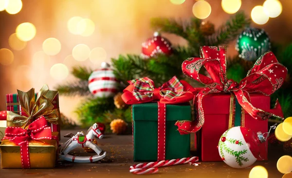Kerst Vakantie Samenstelling Met Geschenkdozen Houten Achtergrond — Stockfoto