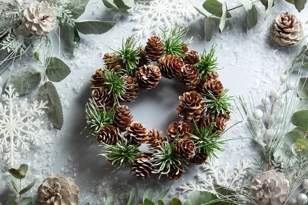 크리스마스와 휴일의 전나무 지점과 배경에 소나무 크리스마스 인사말 — 스톡 사진