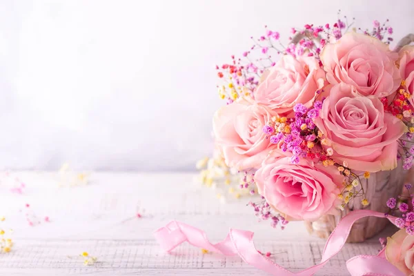 ビンテージ木製テーブル上のバスケットの美しいピンクのバラ ぼろぼろのシックなスタイル コピー スペースとの休日のための花の組成 — ストック写真