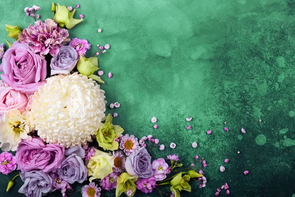 Прекрасні Квіти Старовинному Зеленому Тлі Святкова Квіткова Концепція Чистим Простором — стокове фото