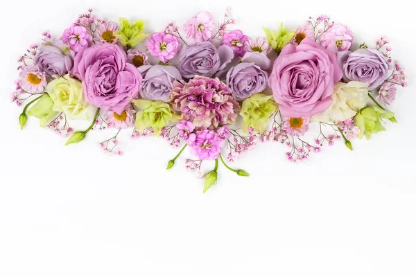 Beyaz zemin üzerine güzel çiçekler. Festival çiçek konsepti ile metin için temiz yer. Üstten görünüm.