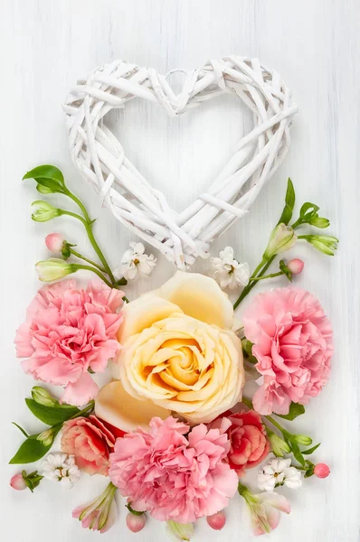 美丽的春天的花在白色木背景 节日花卉组成与心脏从木树枝 情人节或母亲节的概念 顶视图 — 图库照片