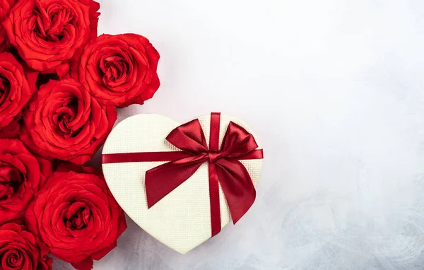 红色玫瑰和礼品盒在复古的白色灰色背景的心脏形状 情人节的节日概念 带复制空间的顶视图 — 图库照片