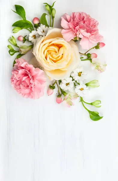 Prachtige Lentebloemen Witte Houten Achtergrond Feestelijke Floral Concept Met Schone — Stockfoto
