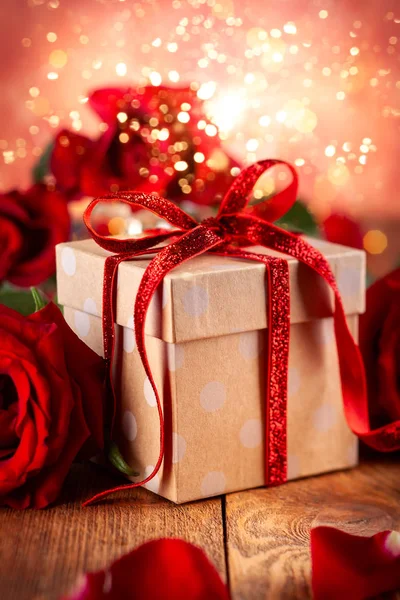 Pudełko Czerwoną Wstążką Łuku Czerwone Róże Koncepcja Uroczysty Valentine Day — Zdjęcie stockowe