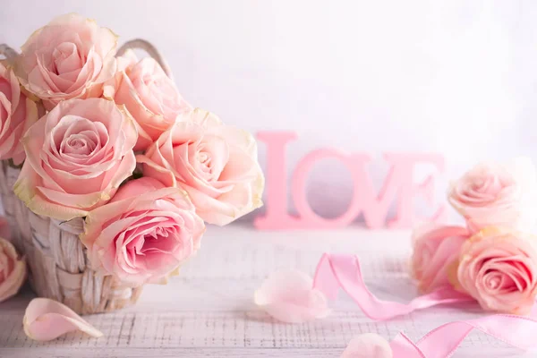 在老式木桌上的篮子里的美丽的粉红色玫瑰 破旧别致的风格 有复印空间的节日花卉组成 — 图库照片