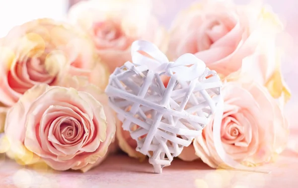 Pembe Gül Ahşap Kalp Şenlikli Natürmort Çiçek Kompozisyon — Stok fotoğraf