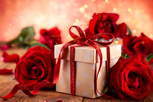 Confezione Regalo Con Fiocco Nastro Rosso Rose Rosse Concetto Festivo — Foto Stock