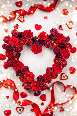 Vintage ışık gri arka plan üzerinde kalp şeklinde kırmızı gül