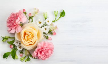 Güzel bahar çiçekleri Beyaz ahşap zemin üzerinde. Festival çiçek konsepti ile metin için temiz yer. Üstten görünüm.