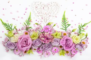 Beyaz zemin üzerine güzel çiçekler. Festival çiçek konsepti ile metin için temiz yer. Üstten görünüm.