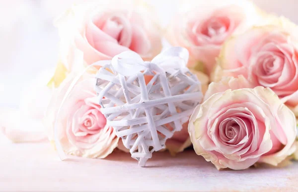 Pembe Gül Ahşap Kalp Şenlikli Natürmort Çiçek Kompozisyon — Stok fotoğraf