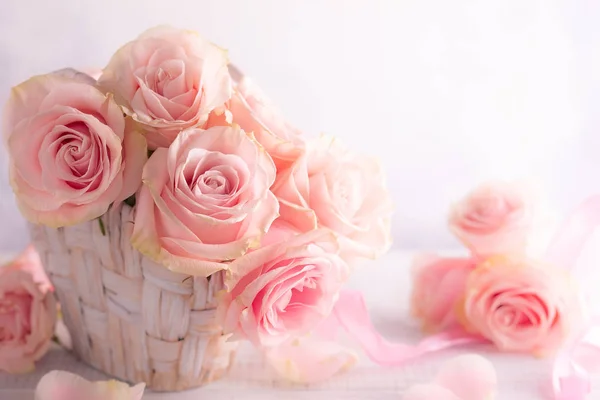 Piękne Różowe Róże Koszu Vintage Drewniany Stół Stylu Shabby Chic — Zdjęcie stockowe