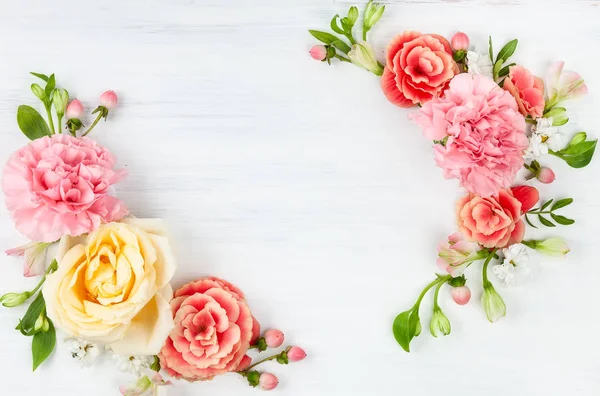 Vackra Vårblommor Vit Trä Bakgrund Festlig Blommig Koncept Med Ren — Stockfoto