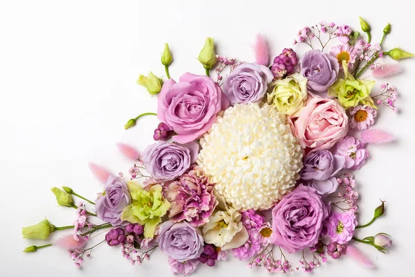 Gyönyörű Virágok Fehér Háttér Ünnepi Virágos Koncepció Tiszta Hely Szöveg — Stock Fotó