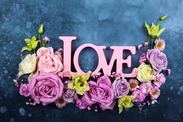 Concepto San Valentín Con Flores Palabra Amor Sobre Fondo Azul —  Fotos de Stock