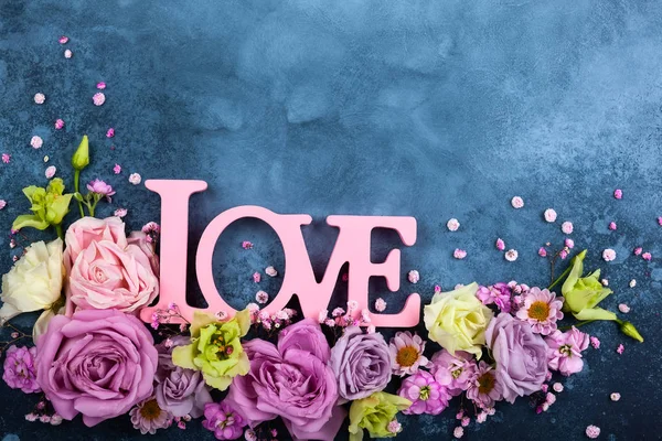 情人节概念与花和词 在蓝色复古背景 节日花卉的概念与干净的文字空间 顶视图 — 图库照片