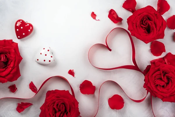 Trandafiri Roșii Panglică Roșie Formă Inimă Fundalul Alb Gri Epocă — Fotografie, imagine de stoc