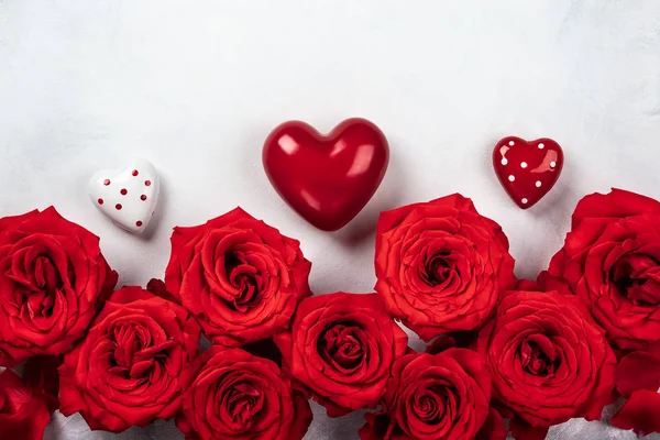 赤いバラとビンテージ ホワイト グレー背景に心 バレンタインデーのお祝いコンセプトです コピー スペース平面図 — ストック写真