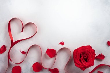 Vintage beyaz-gri arka plan üzerinde kırmızı gül. Sevgililer günü için festival kavram. Kopya alanı ile üstten görünüm.