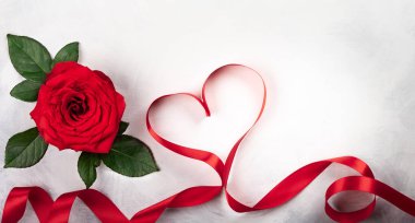 Vintage beyaz-gri arka plan üzerinde kırmızı gül. Sevgililer günü için festival kavram. Kopya alanı ile üstten görünüm.