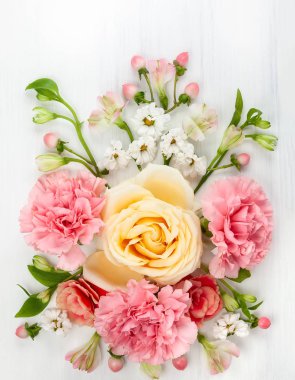 Güzel bahar çiçekleri Beyaz ahşap zemin üzerinde. Festival çiçek kavramı. Üstten görünüm.