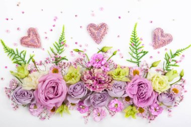 Beyaz zemin üzerine güzel çiçekler. Festival çiçek konsepti ile metin için temiz yer. Üstten görünüm.