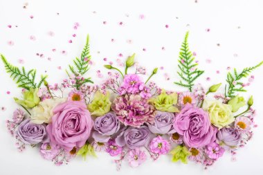 Beyaz zemin üzerine güzel çiçekler. Festival çiçek konsepti ile metin için temiz yer. Üstten görünüm.