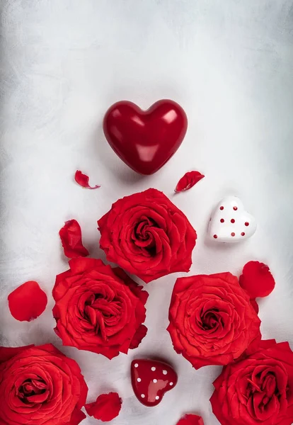 红玫瑰和心脏在复古的白色灰色背景 情人节的节日概念 带复制空间的顶视图 — 图库照片