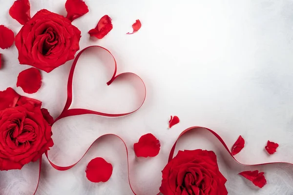 Roses Rouges Ruban Rouge Forme Cœur Sur Fond Blanc Gris — Photo