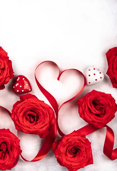 赤いバラと赤いリボンのヴィンテージ ホワイト グレー背景にハートの形で バレンタインデーのお祝いコンセプトです コピー スペース平面図 — ストック写真