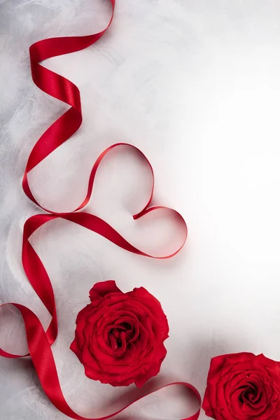 Red Roses Red Ribbon Shape Heart Vintage White Grey Background — Stock Photo, Image