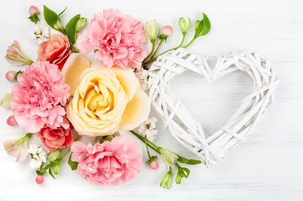 Krásný Jarní Květy Bílém Pozadí Dřevěná Slavnostní Květinová Kompozice Srdcem — Stock fotografie