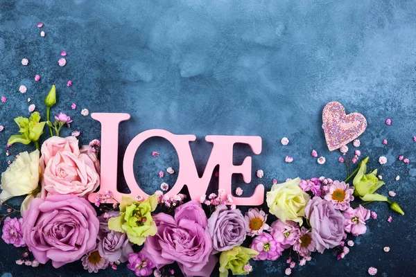 Valentines Day Concept Met Bloemen Woord Love Blauwe Vintage Achtergrond — Stockfoto