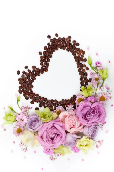 节日的概念情人节或母亲节与鲜花和咖啡豆的形状的心在白色的背景 情人节贺卡 顶视图 — 图库照片
