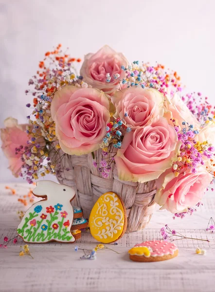 Composición Pascua Con Hermosas Rosas Rosadas Cesta Galletas Dulces Pascua —  Fotos de Stock