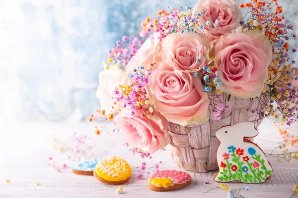 Composition Pâques Avec Belles Roses Roses Dans Panier Biscuits Sucrés — Photo