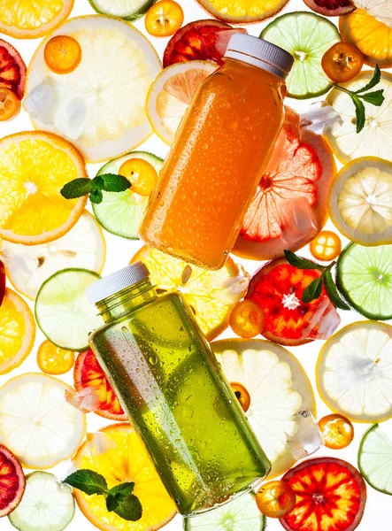 Flaskor Färsk Juice Citrus Bakgrunden Transparenta Mönster — Stockfoto