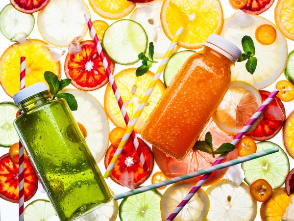 Flaskor Färsk Juice Citrus Bakgrunden Transparenta Mönster — Stockfoto